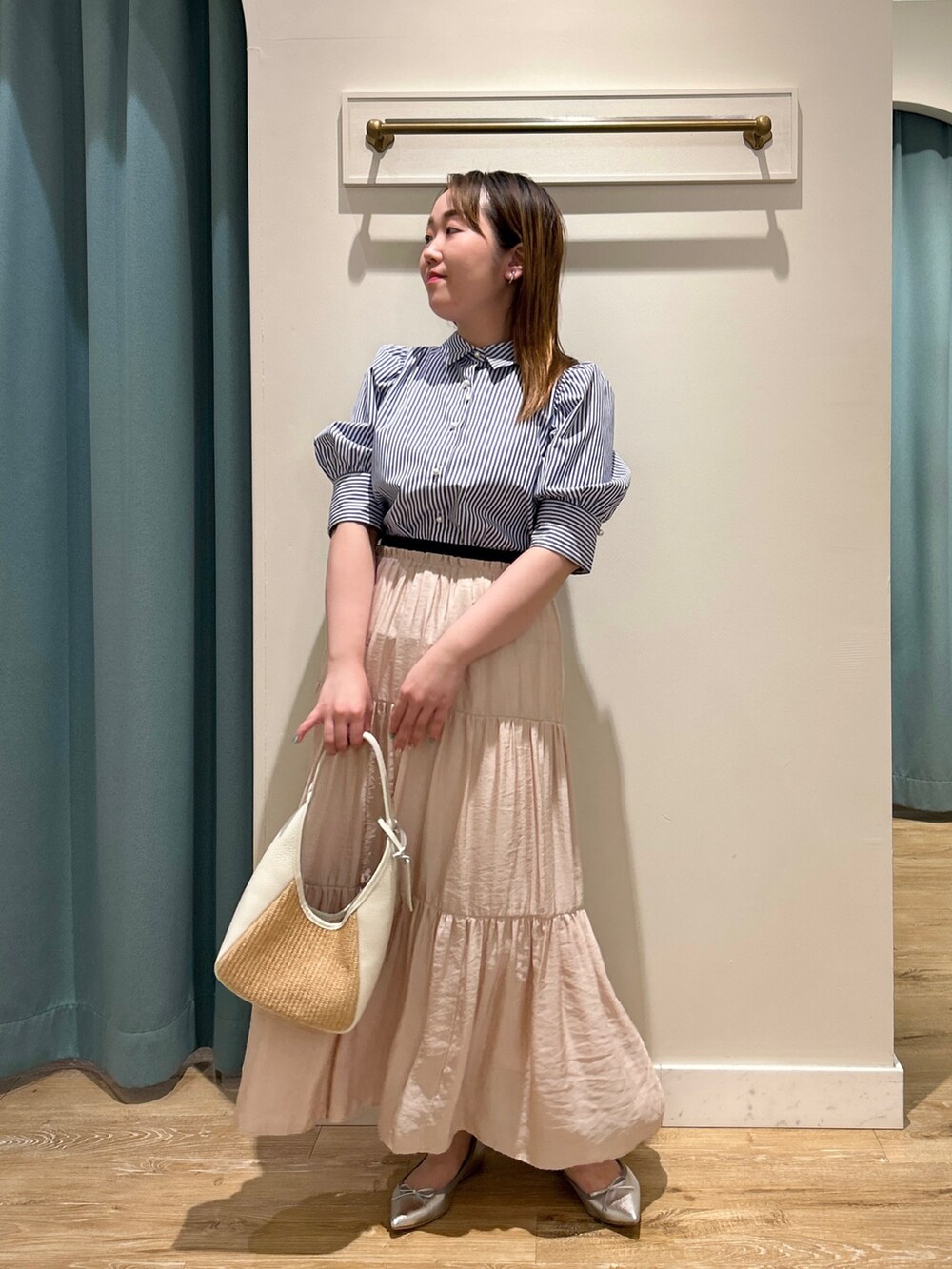 ブルー系のシャツ/ブラウス、ピンク系のスカート、ホワイト系のトートバッグを着用したレディースの夏コーディネートの8枚目の写真