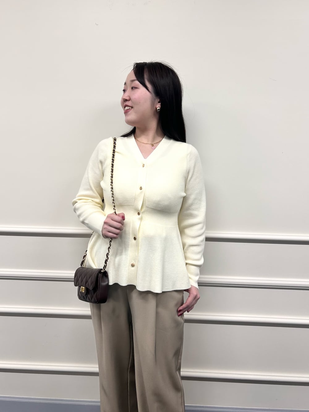 ホワイト系のカーディガン/ボレロ、ベージュ系のその他パンツ、ホワイト系のタンクトップを着用したレディースの秋コーディネートの8枚目の写真