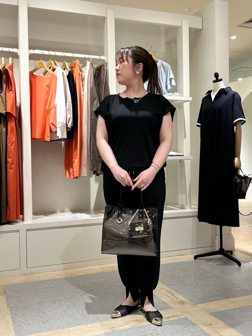 ブラック系のTシャツ/カットソー、ブラック系のその他パンツ、ブラック系のトートバッグを着用したレディースの春コーディネートの9枚目の写真