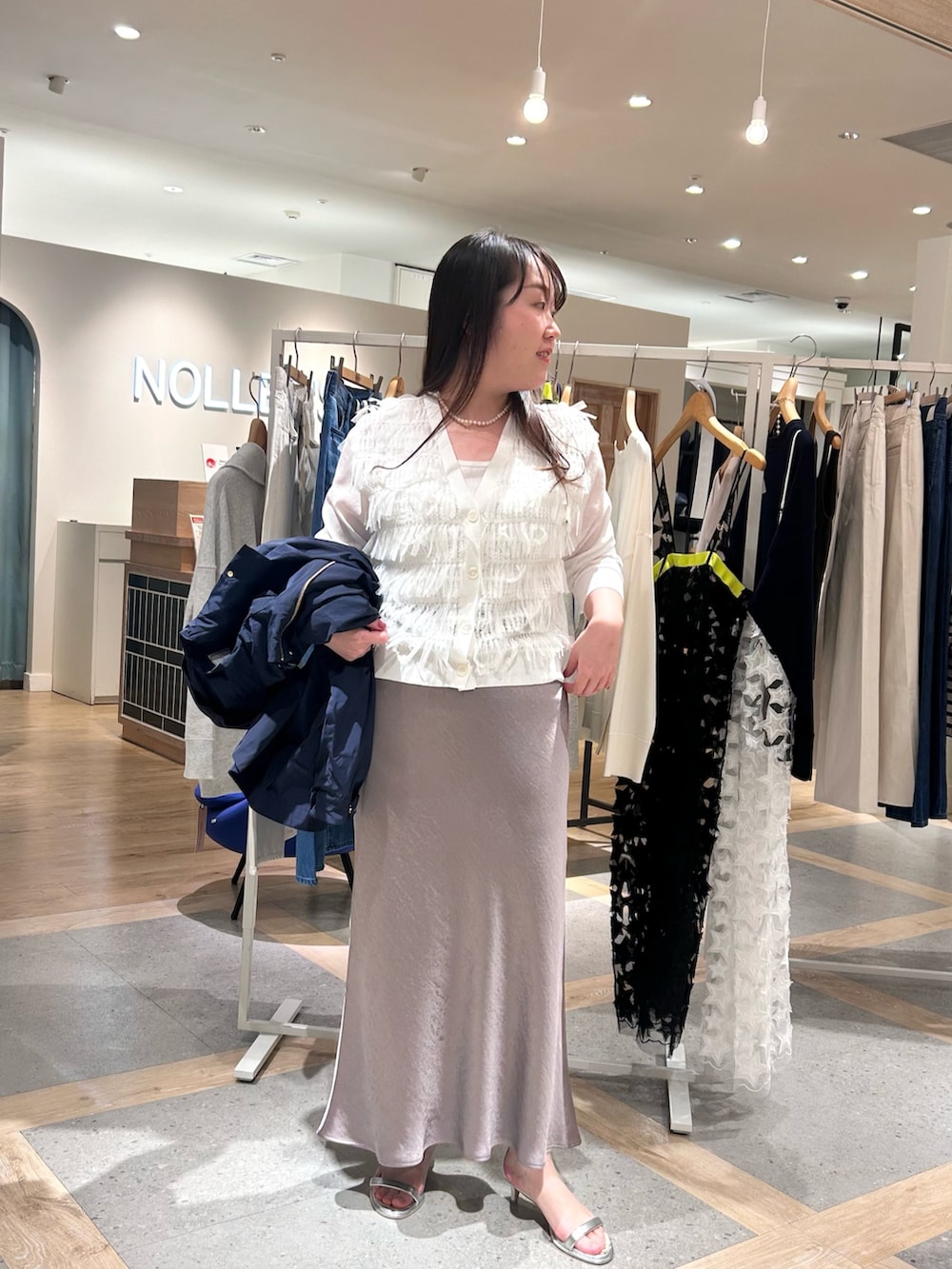 ホワイト系のカーディガン/ボレロ、ホワイト系のタンクトップ、ブルー系のブルゾンを着用したレディースの春コーディネートの6枚目の写真