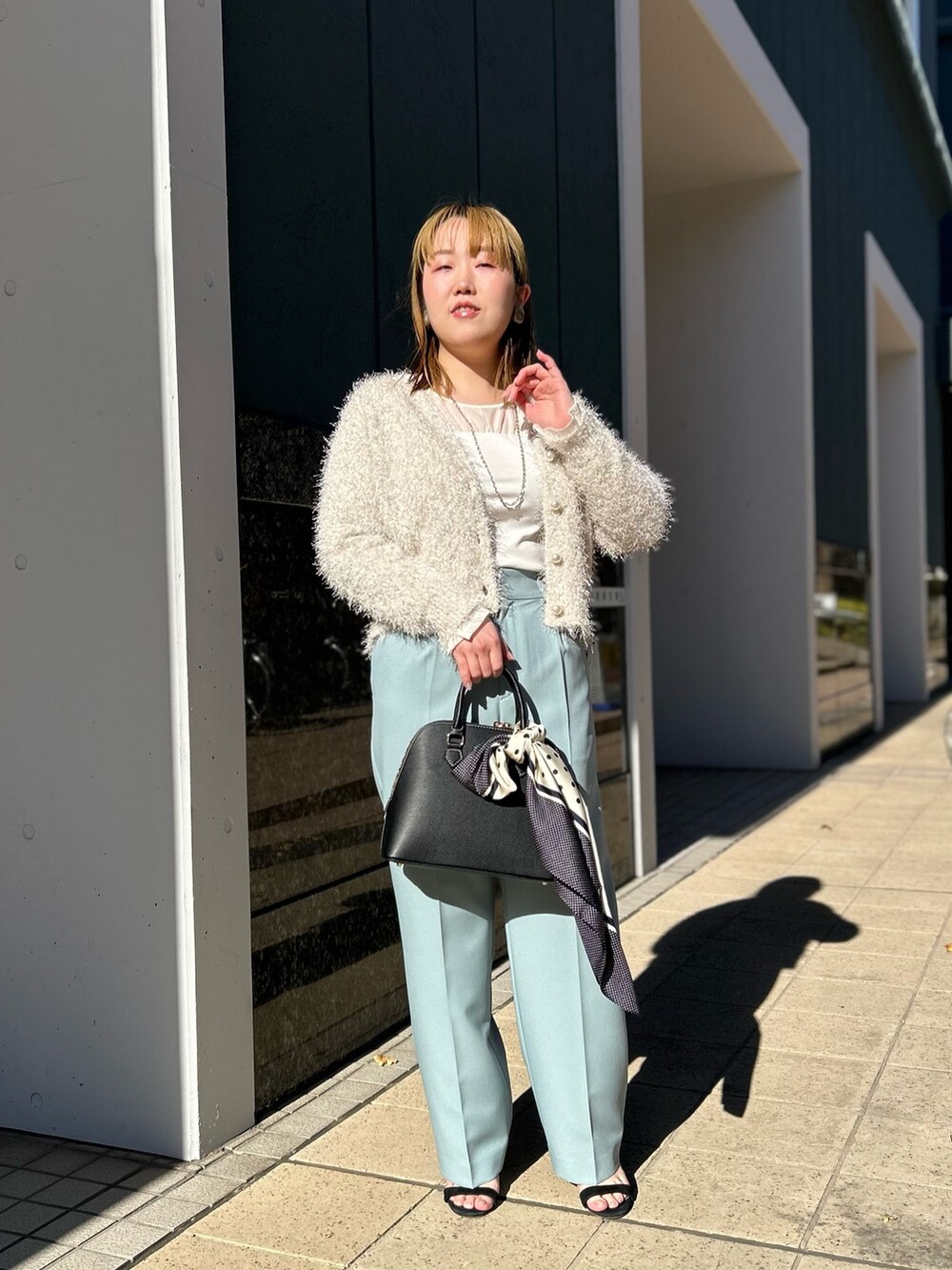 「レイヤードスタイル、ニット、カーディガン、ワイドパンツ、カットソー、シアートップス、カラーパンツ、ラメ、春、春コーデ、オトナカジュアル、ママコーデ、オトナ女子、骨格ストレート、ぽっちゃり」｜「NOLLEY’Sの《手洗い可能》ラメファンシーVネックカーディガン（カーディガン/ボレロ、ホワイト系）」を使った、Hori.Aさん（レディース・158cm）の冬コーディネートの7枚目の写真