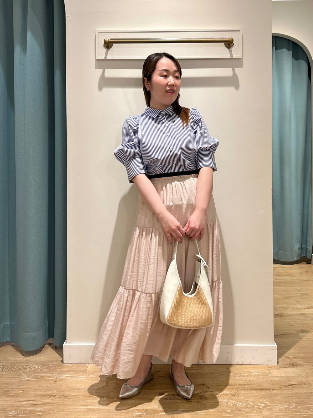 ブルー系のシャツ/ブラウス、ピンク系のスカート、ホワイト系のトートバッグを着用したレディースの夏コーディネートの7枚目の写真