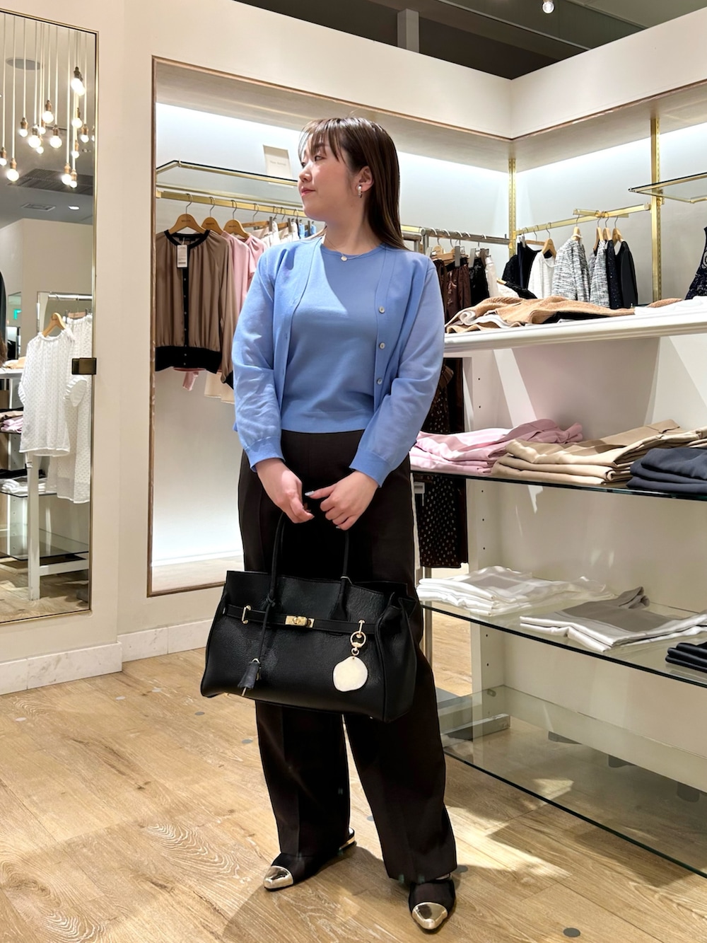 ブルー系のカーディガン/ボレロ、ブルー系のニット/セーター、ブラウン系のその他パンツを着用したレディースの秋コーディネートの10枚目の写真