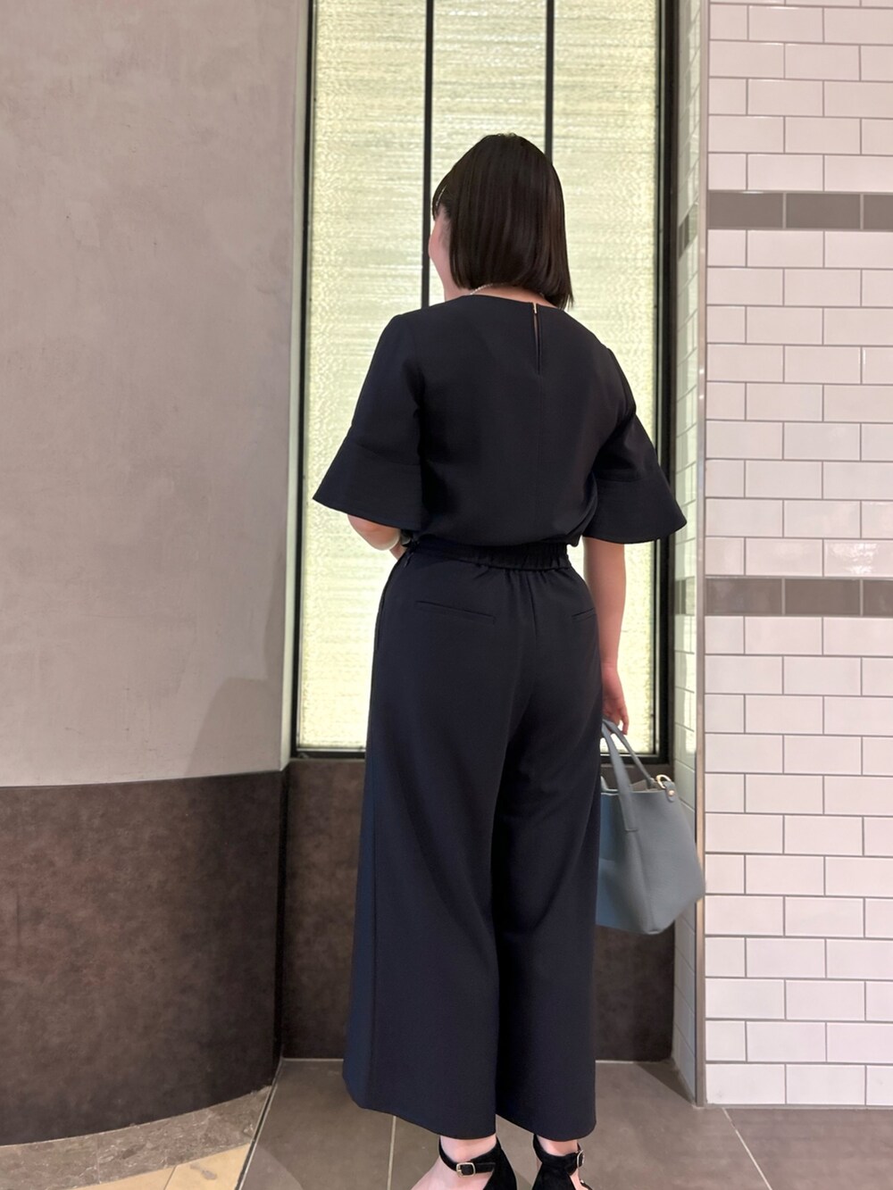 ブルー系のシャツ/ブラウス、ブルー系のトートバッグ、ブルー系のその他パンツを着用したレディースの夏コーディネートの4枚目の写真