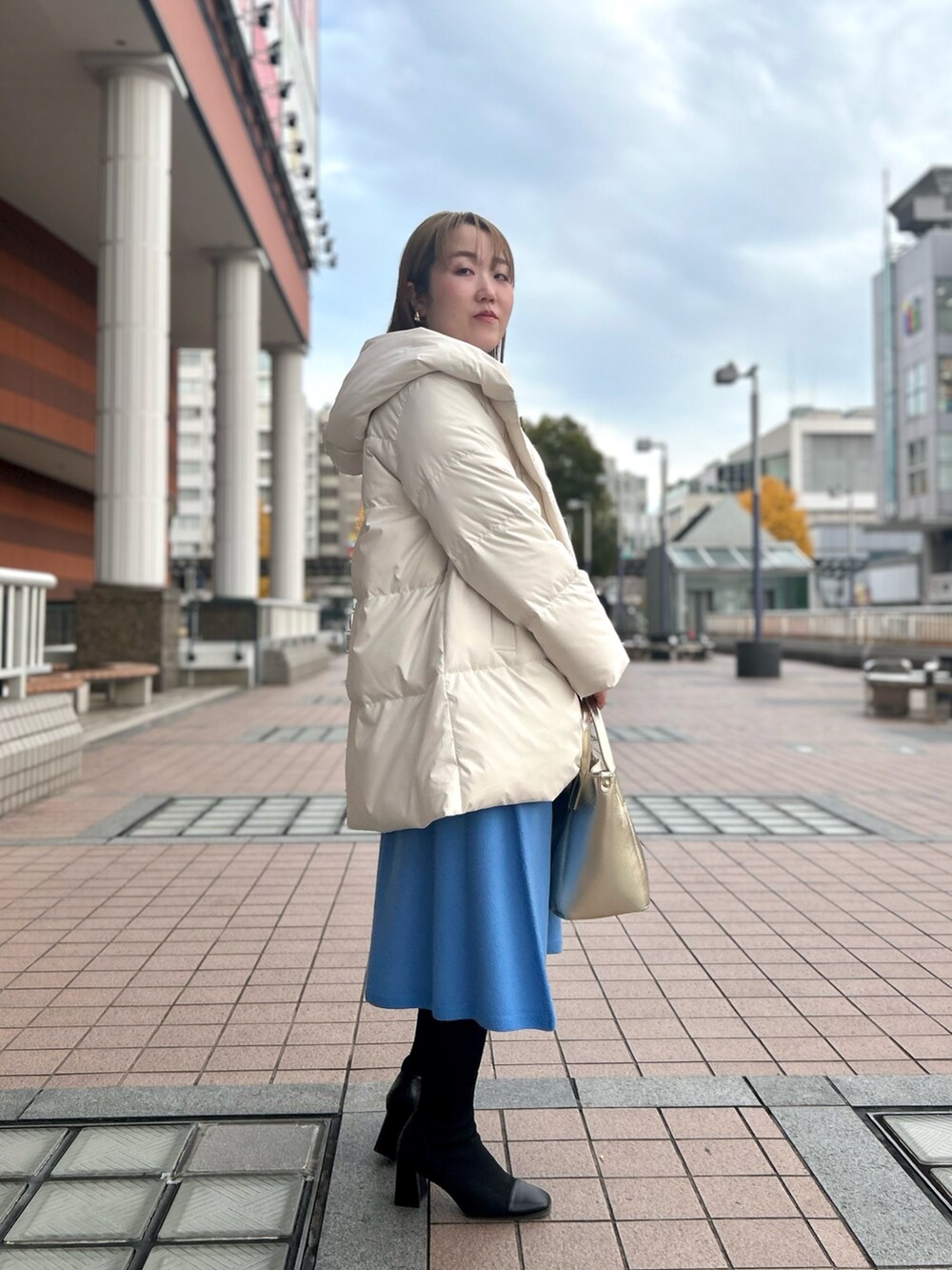 「新星WEARISTAにエントリー、ワンピース、冬アウター、ダウン、ニット、ニットワンピース、カラーニット、トートバッグ、オトナ女子、お出かけコーデ、ママコーデ、きれいめカジュアル、休日スタイル、骨格ストレート、ぽっちゃり」｜「NOLLEY’Sの撥水ダウンショール風フードコート（ダウンジャケット/コート、ホワイト系）」を使った、Hori.Aさん（レディース・158cm）の冬コーディネートの5枚目の写真