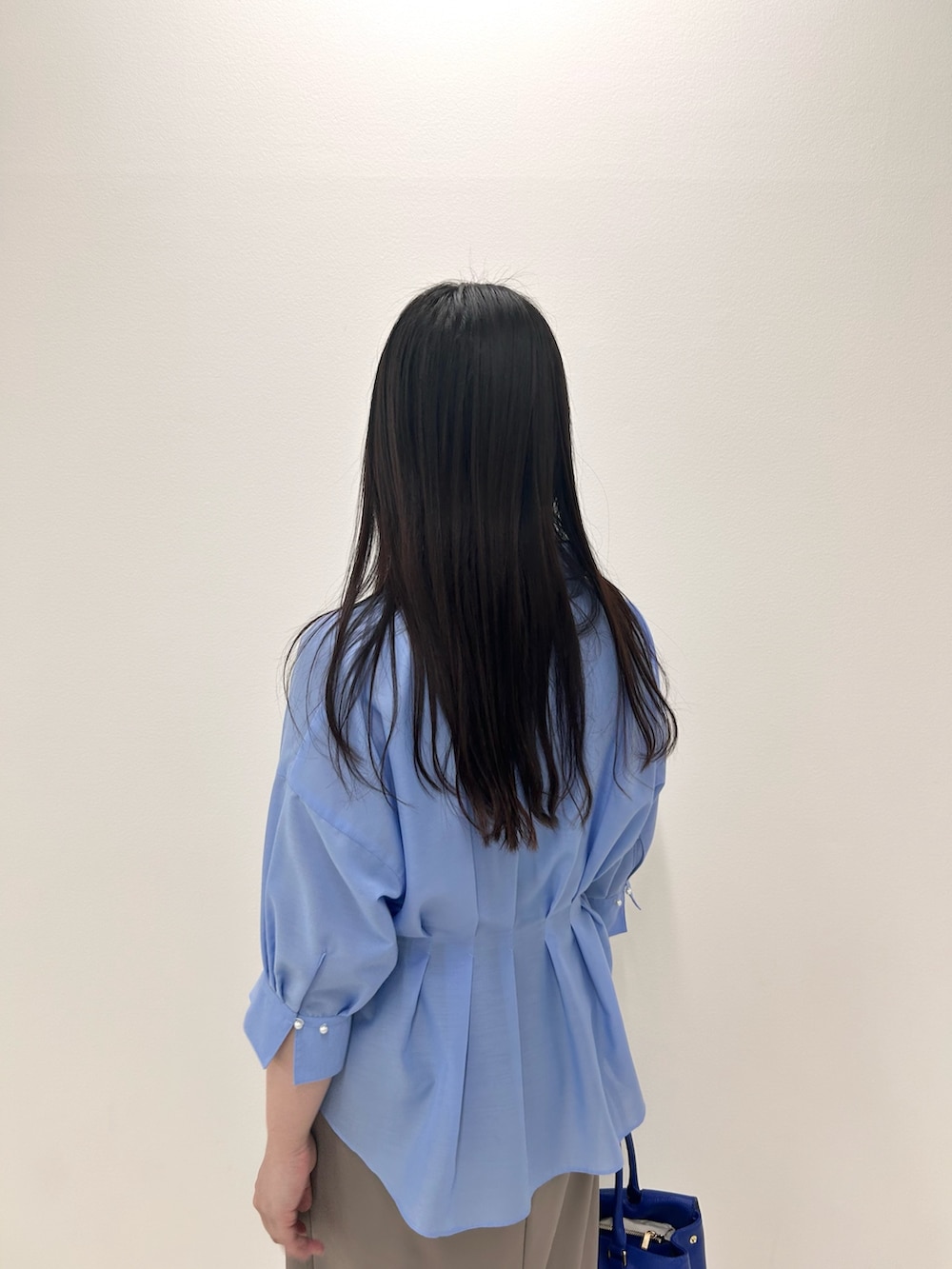 ベージュ系のスカート、ブルー系のシャツ/ブラウスを着用したレディースの夏コーディネートの9枚目の写真