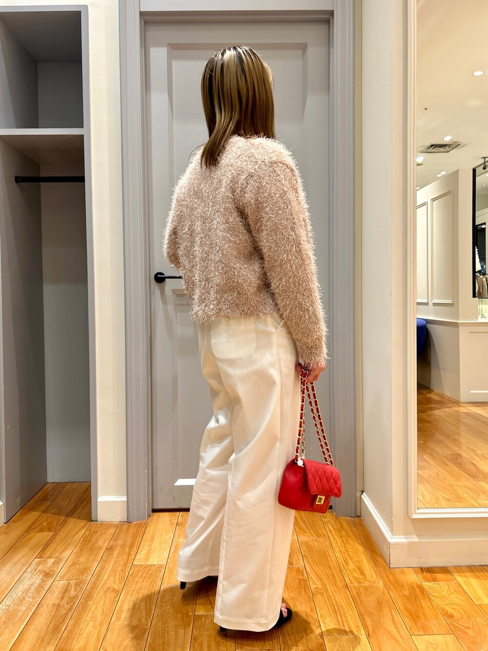 ピンク系のカーディガン/ボレロ、ホワイト系のチノパンツ、ベージュ系のTシャツ/カットソーを着用したレディースの春コーディネートの5枚目の写真