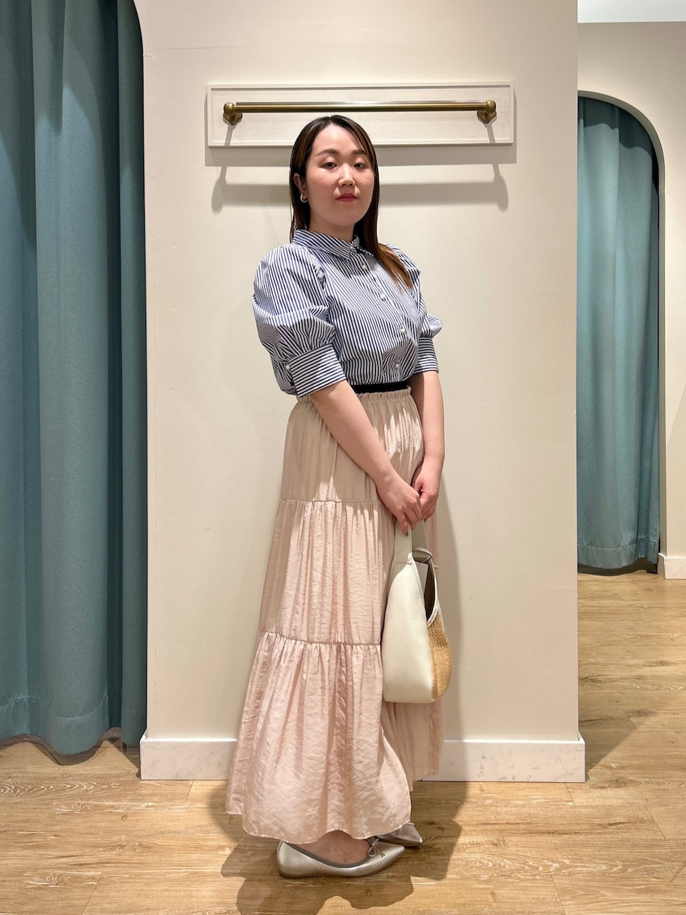 ブルー系のシャツ/ブラウス、ピンク系のスカート、ホワイト系のトートバッグを着用したレディースの夏コーディネートの6枚目の写真