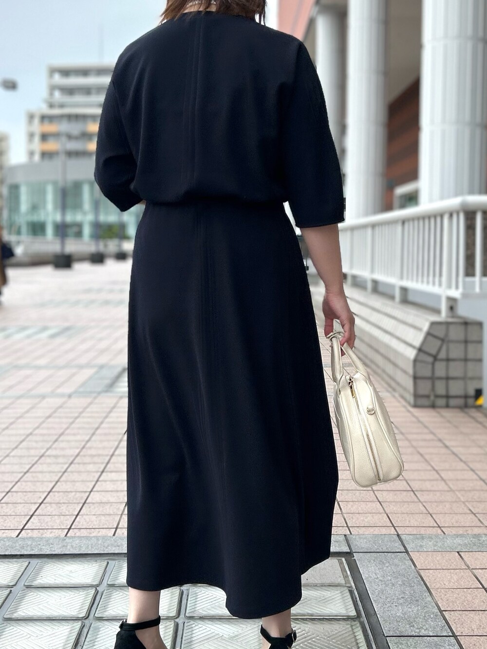 ブルー系のTシャツ/カットソー、ブルー系のスカート、ホワイト系のボストンバッグを着用したレディースの春コーディネートの9枚目の写真