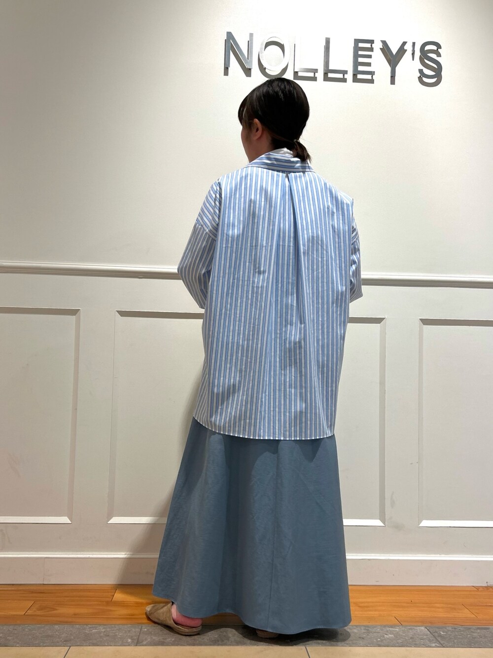 ブルー系のシャツ/ブラウス、ブルー系のスカート、ホワイト系のTシャツ/カットソーを着用したレディースの春コーディネートの4枚目の写真