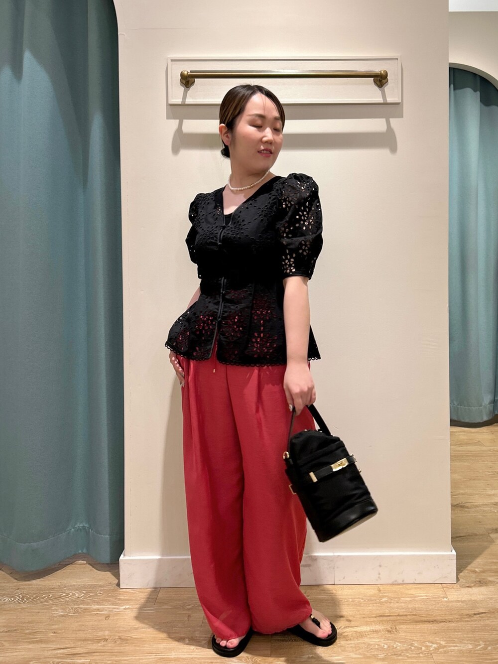 ブラック系のシャツ/ブラウス、ブラック系のタンクトップ、ピンク系のその他パンツを着用したレディースの夏コーディネートの7枚目の写真