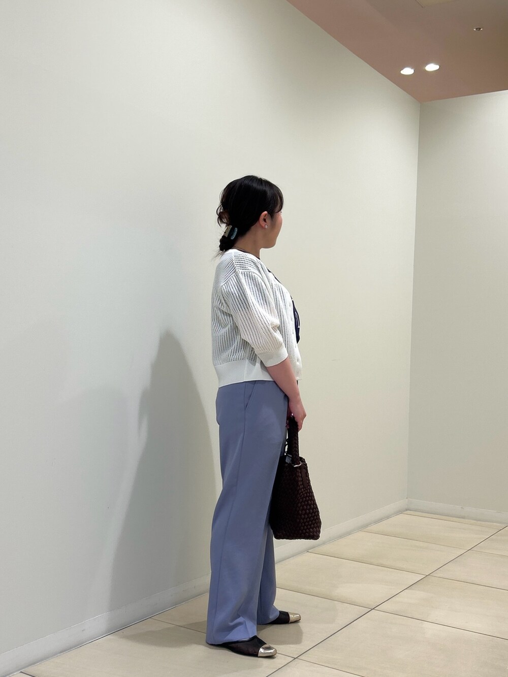 ホワイト系のカーディガン/ボレロ、ブルー系のTシャツ/カットソー、ブルー系のその他パンツを着用したレディースの春コーディネートの4枚目の写真