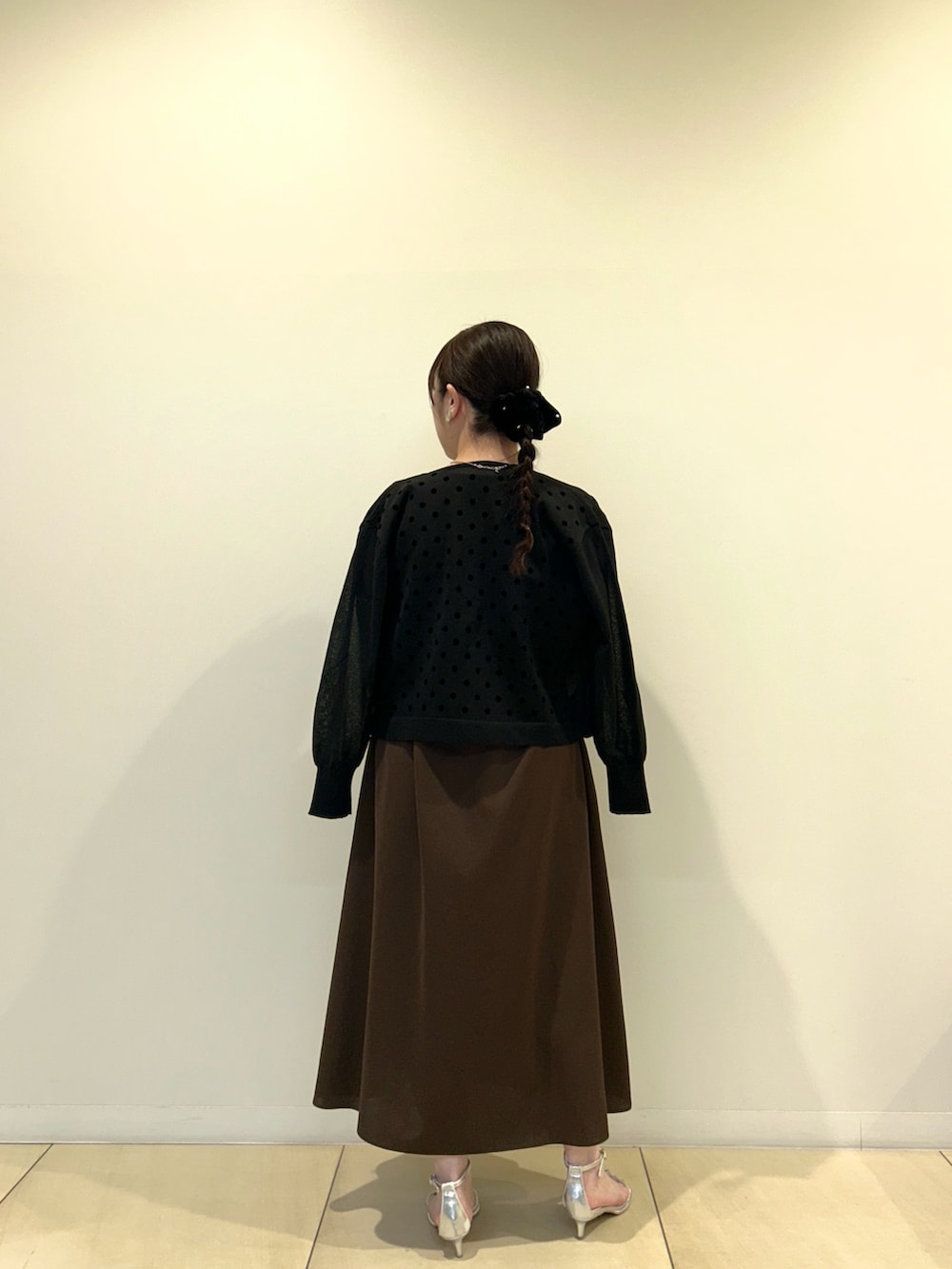 ブラック系のカーディガン/ボレロ、ブラウン系のワンピース、ブラウン系のショルダーバッグを着用したレディースの秋コーディネートの3枚目の写真