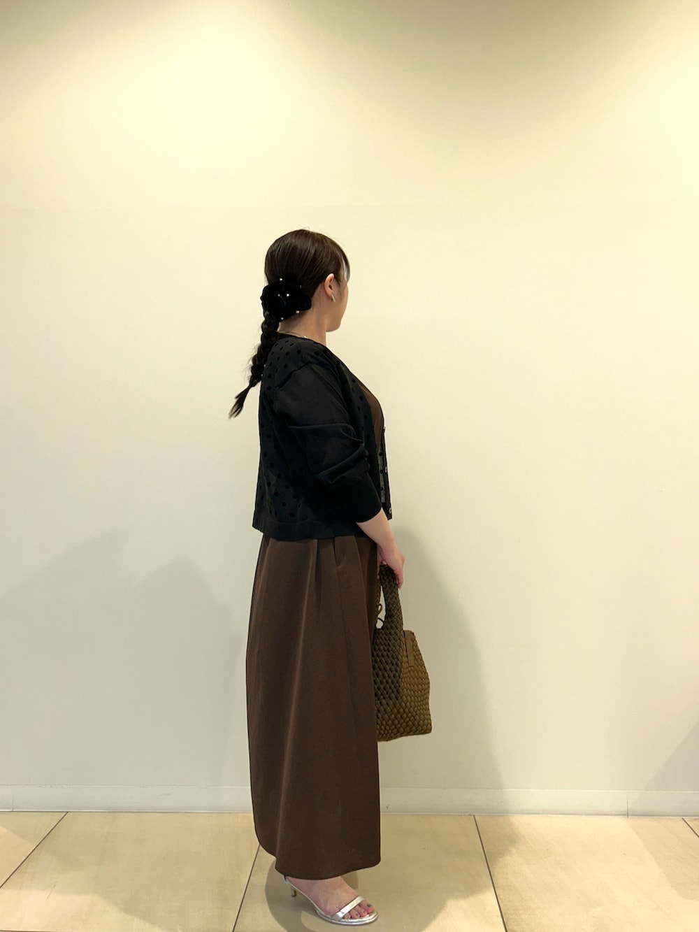 ブラック系のカーディガン/ボレロ、ブラウン系のワンピース、ブラウン系のショルダーバッグを着用したレディースの秋コーディネートの4枚目の写真