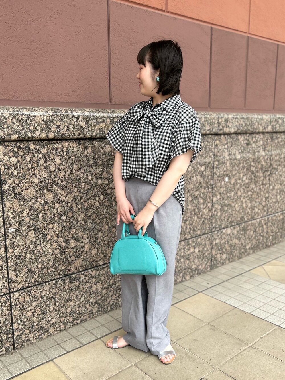 ブラック系のシャツ/ブラウス、グリーン系のボストンバッグ、グレー系のその他パンツを着用したレディースの夏コーディネートの8枚目の写真