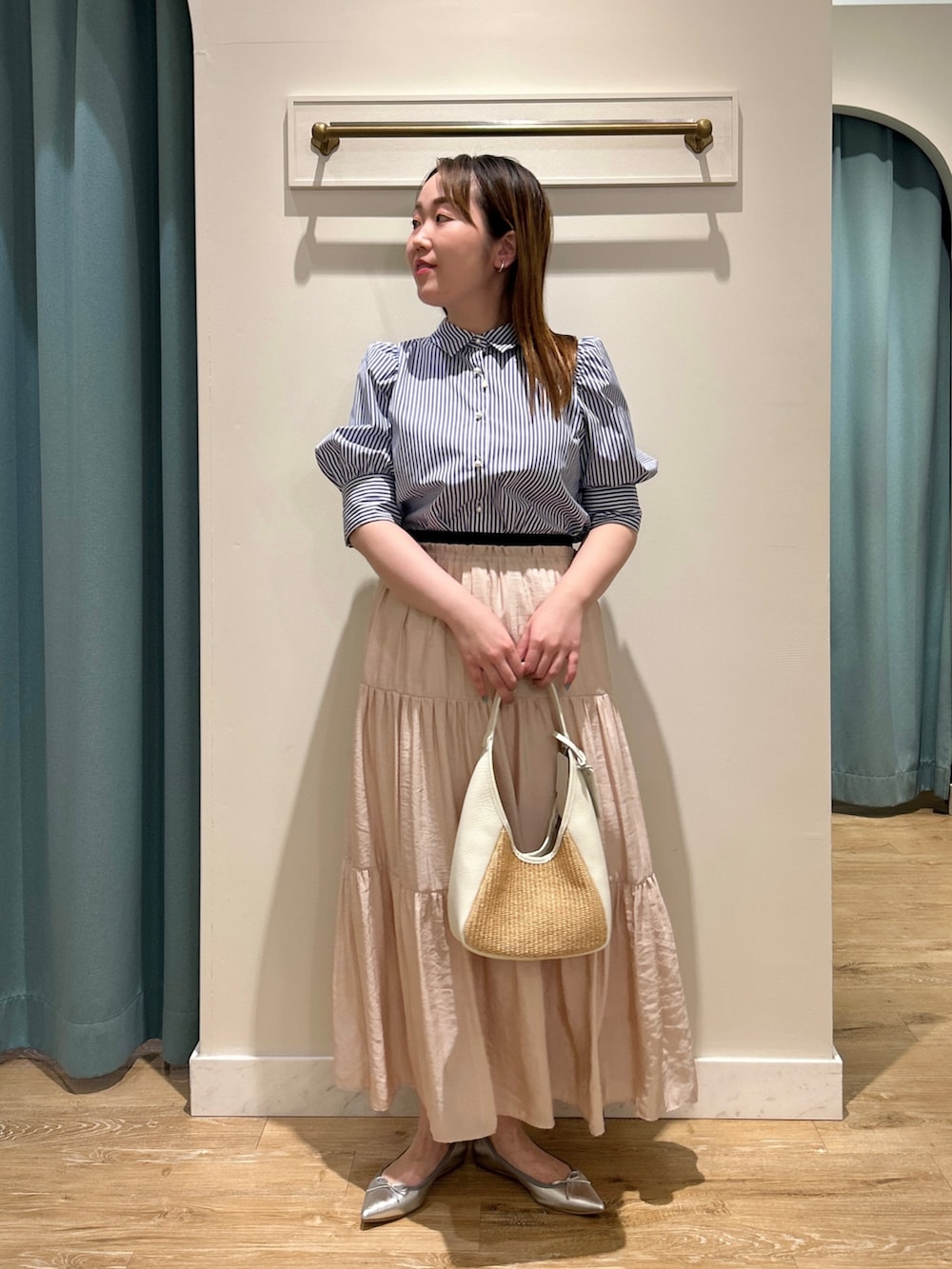 ブルー系のシャツ/ブラウス、ピンク系のスカート、ホワイト系のトートバッグを着用したレディースの夏コーディネートの2枚目の写真