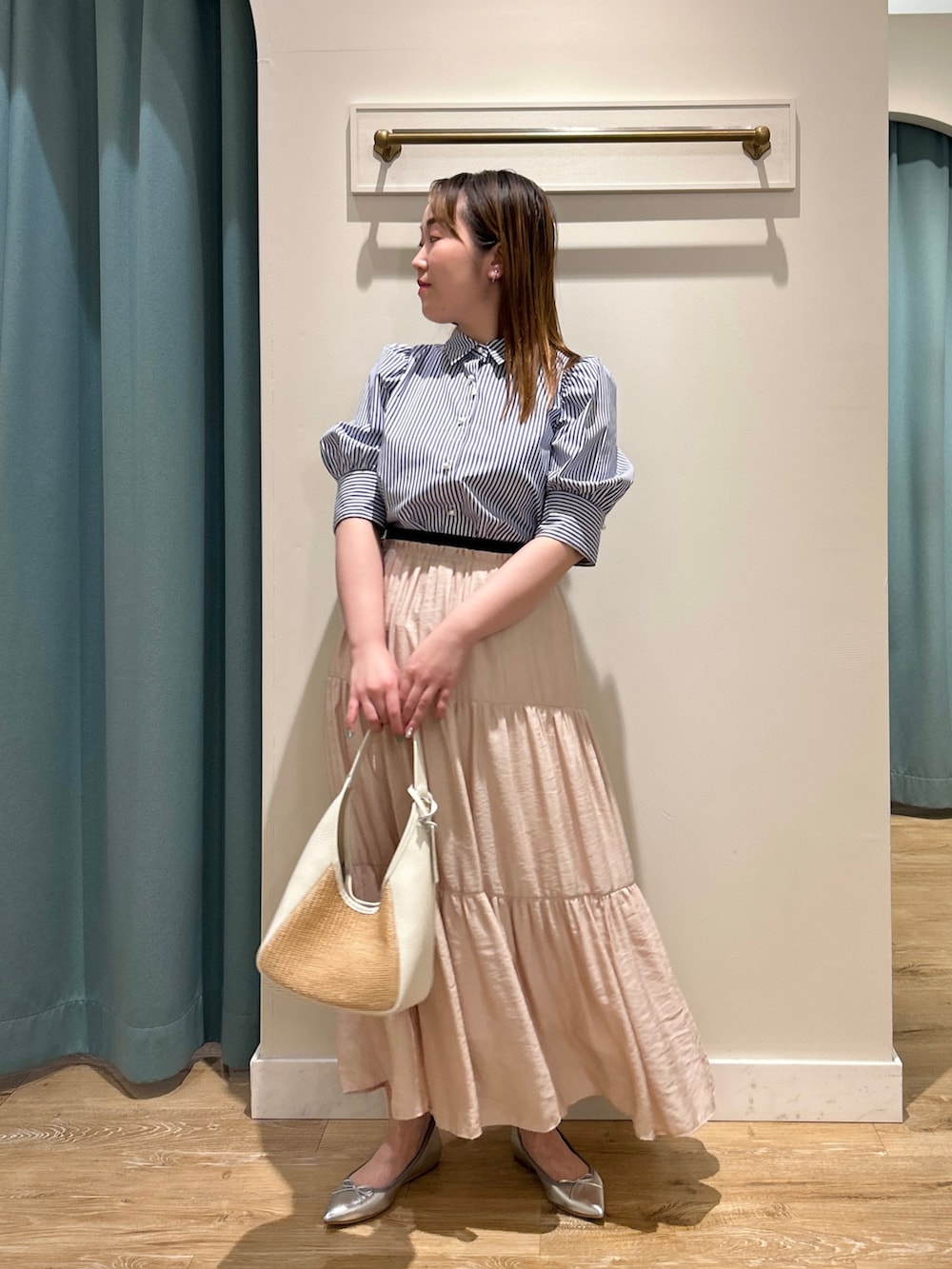 ブルー系のシャツ/ブラウス、ピンク系のスカート、ホワイト系のトートバッグを着用したレディースの夏コーディネートの10枚目の写真