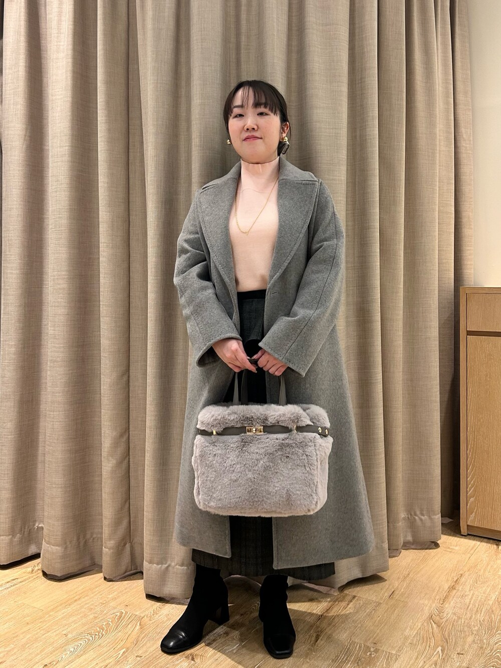 グレー系のその他アウター、ピンク系のニット/セーター、ブラック系のスカートを着用したレディースの冬コーディネートの6枚目の写真