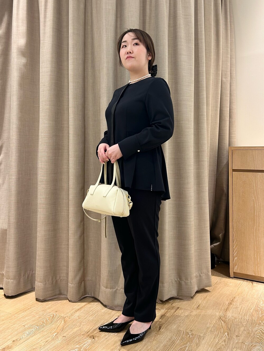 ブルー系のシャツ/ブラウス、ブルー系のその他パンツ、ホワイト系のボストンバッグを着用したレディースの春コーディネートの10枚目の写真