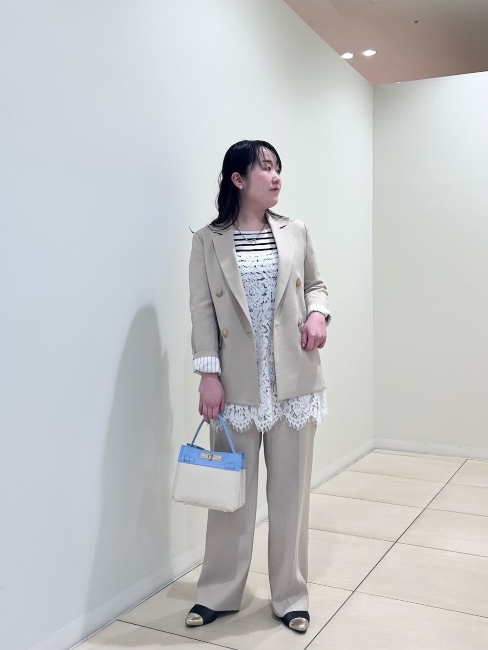 ベージュ系のテーラードジャケット、ベージュ系のその他パンツ、ホワイト系のニット/セーターを着用したレディースの春コーディネートの10枚目の写真