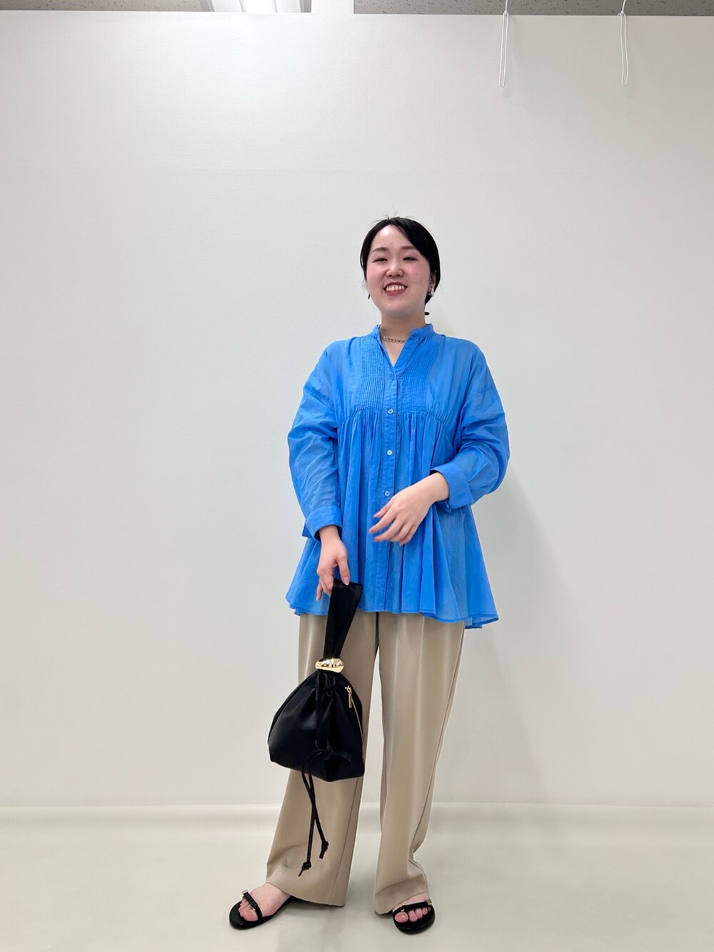 ブルー系のシャツ/ブラウス、ベージュ系のその他パンツ、ブラック系のショルダーバッグを着用したレディースの秋コーディネートの9枚目の写真