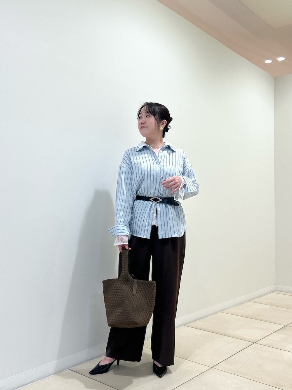 ブルー系のシャツ/ブラウス、ブラウン系のその他パンツ、ホワイト系のシャツ/ブラウスを着用したレディースの秋コーディネートの8枚目の写真
