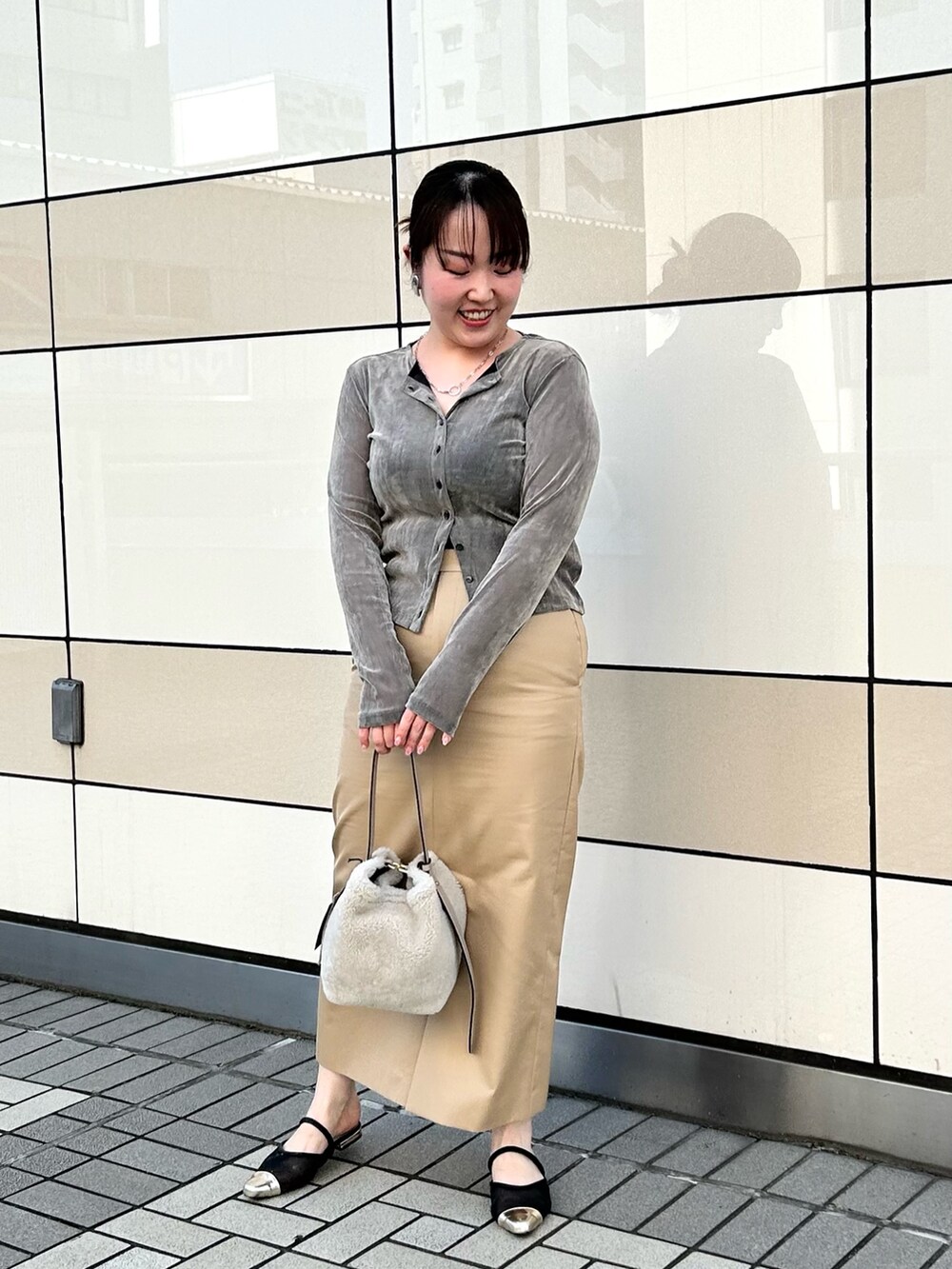 グレー系のカーディガン/ボレロ、ベージュ系のスカート、ベージュ系のショルダーバッグを着用したレディースの秋コーディネートの10枚目の写真