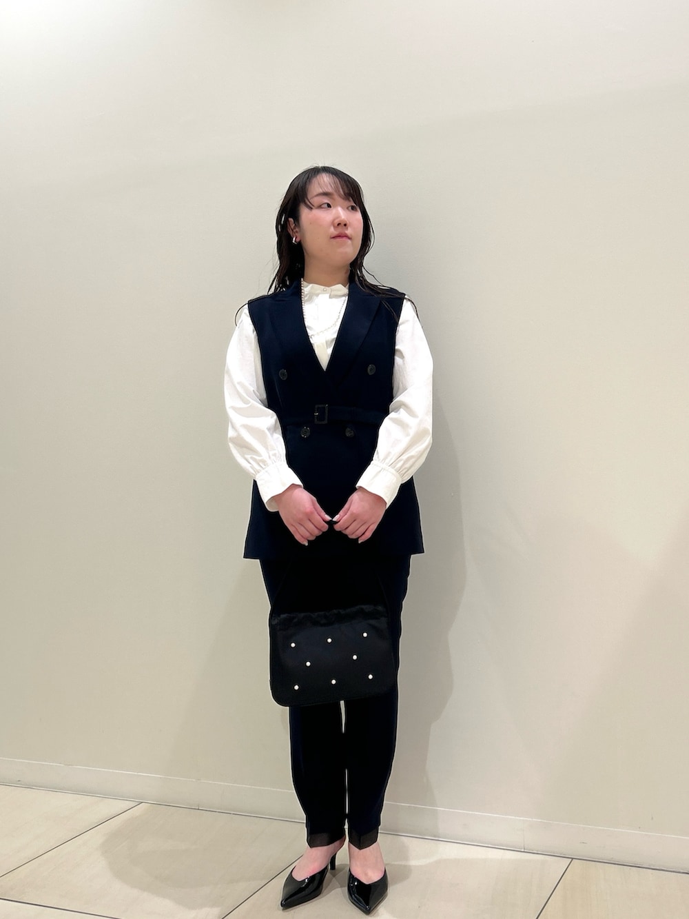 ブルー系のベスト、ブルー系のその他パンツ、ホワイト系のシャツ/ブラウスを着用したレディースの春コーディネートの9枚目の写真