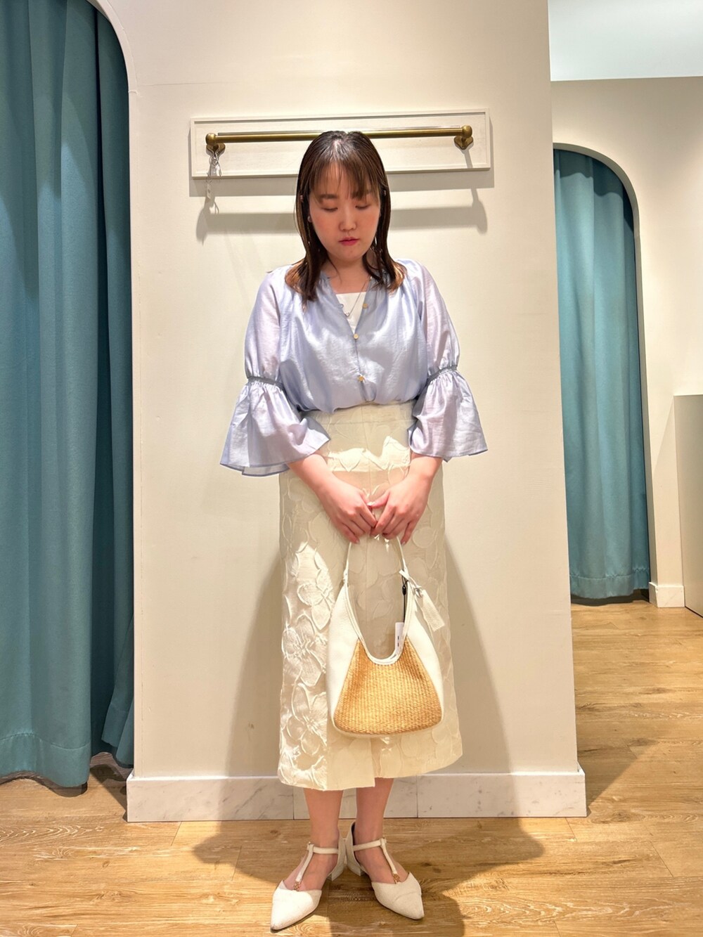 ブルー系のシャツ/ブラウス、ホワイト系のタンクトップ、ブラウン系のスカートを着用したレディースの夏コーディネートの9枚目の写真