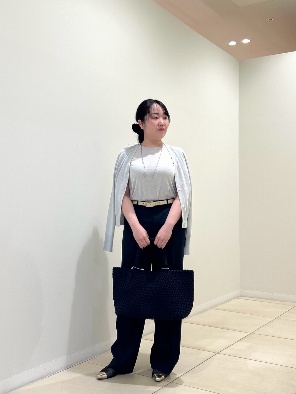 シルバー系のカーディガン/ボレロ、シルバー系のニット/セーター、ブルー系のその他パンツを着用したレディースの夏コーディネートの5枚目の写真