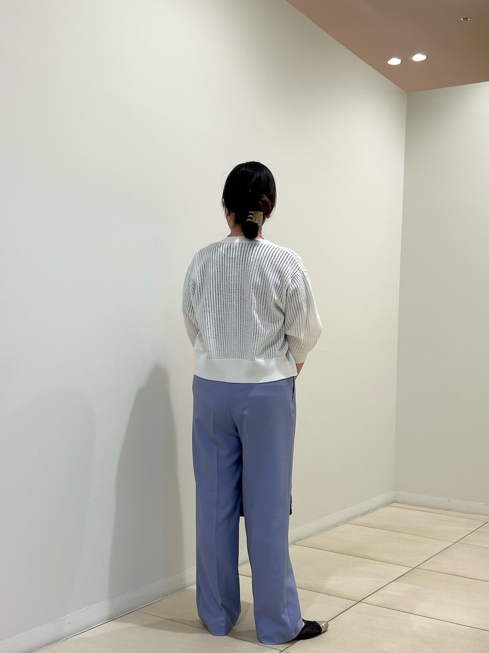 ホワイト系のカーディガン/ボレロ、ブルー系のTシャツ/カットソー、ブルー系のその他パンツを着用したレディースの春コーディネートの3枚目の写真