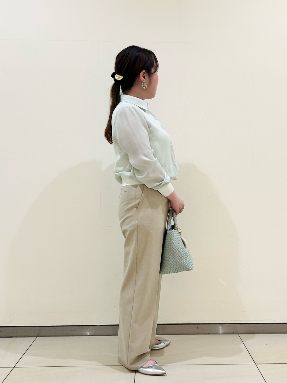 「ワイドパンツ、淡色コーデ、シンプルコーデ、きれいめカジュアル、休日スタイル、シアートップス、シャツスタイル、ラクチンコーデ、オトナ女子、オトナカジュアル、キレイめ、ママコーデ、お出かけコーデ、骨格ストレート、ぽっちゃり」｜「NOLLEY’Sのカフス裾リブシフォンシャツ（シャツ/ブラウス、グリーン系）」を使った、Hori.Aさん（骨格ストレート・レディース・158cm）の春コーディネートの4枚目の写真