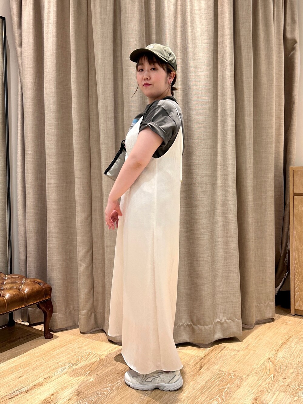 グレー系のTシャツ/カットソー、ホワイト系のワンピース、ベージュ系のショルダーバッグを着用したレディースの春コーディネートの5枚目の写真