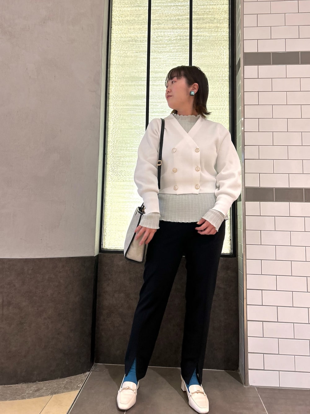 ホワイト系のカーディガン/ボレロ、グリーン系のTシャツ/カットソー、ブラック系のトートバッグを着用したレディースの春コーディネートの10枚目の写真