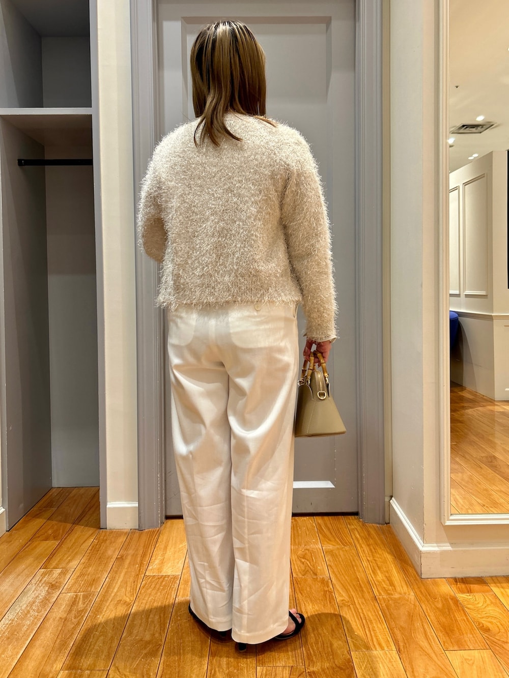 ホワイト系のカーディガン/ボレロ、ベージュ系のTシャツ/カットソー、ホワイト系のタンクトップを着用したレディースの春コーディネートの5枚目の写真