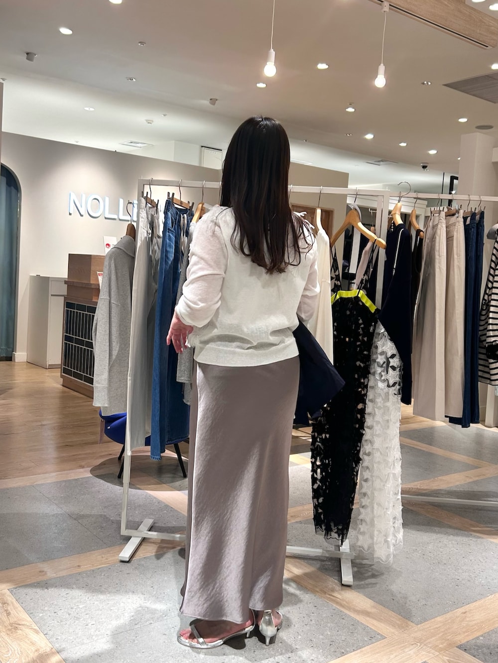 ホワイト系のカーディガン/ボレロ、ホワイト系のタンクトップ、ブルー系のブルゾンを着用したレディースの春コーディネートの3枚目の写真