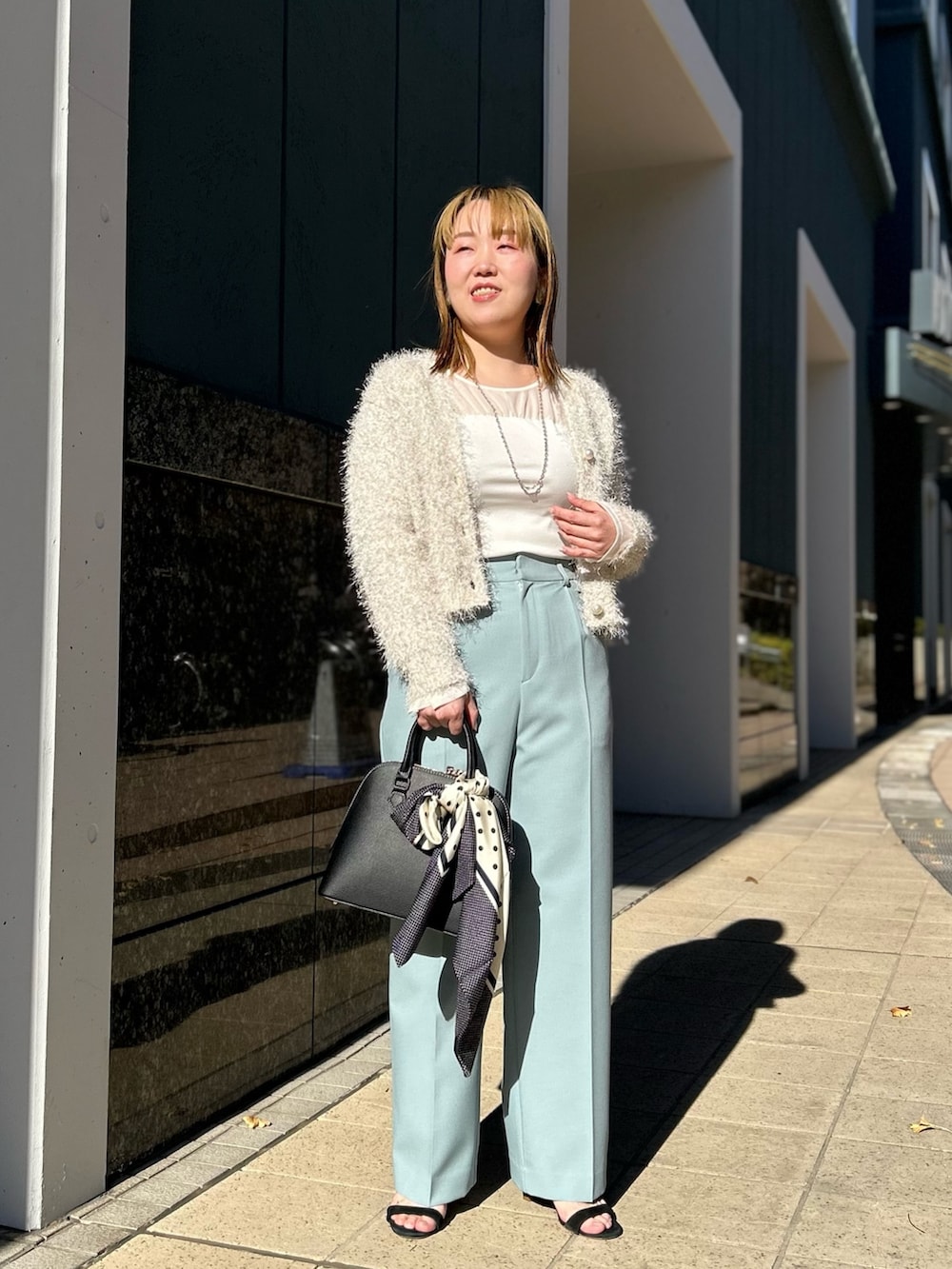 「レイヤードスタイル、ニット、カーディガン、ワイドパンツ、カットソー、シアートップス、カラーパンツ、ラメ、春、春コーデ、オトナカジュアル、ママコーデ、オトナ女子、骨格ストレート、ぽっちゃり」｜「NOLLEY’Sの《手洗い可能》ラメファンシーVネックカーディガン（カーディガン/ボレロ、ホワイト系）」を使った、Hori.Aさん（レディース・158cm）の冬コーディネートの8枚目の写真