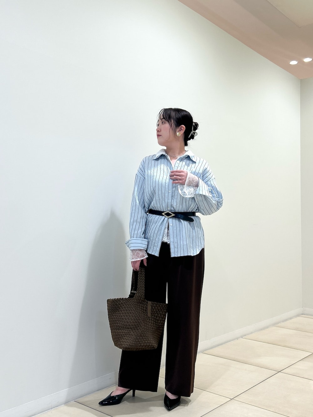 ブルー系のシャツ/ブラウス、ブラウン系のその他パンツ、ホワイト系のシャツ/ブラウスを着用したレディースの秋コーディネートの10枚目の写真