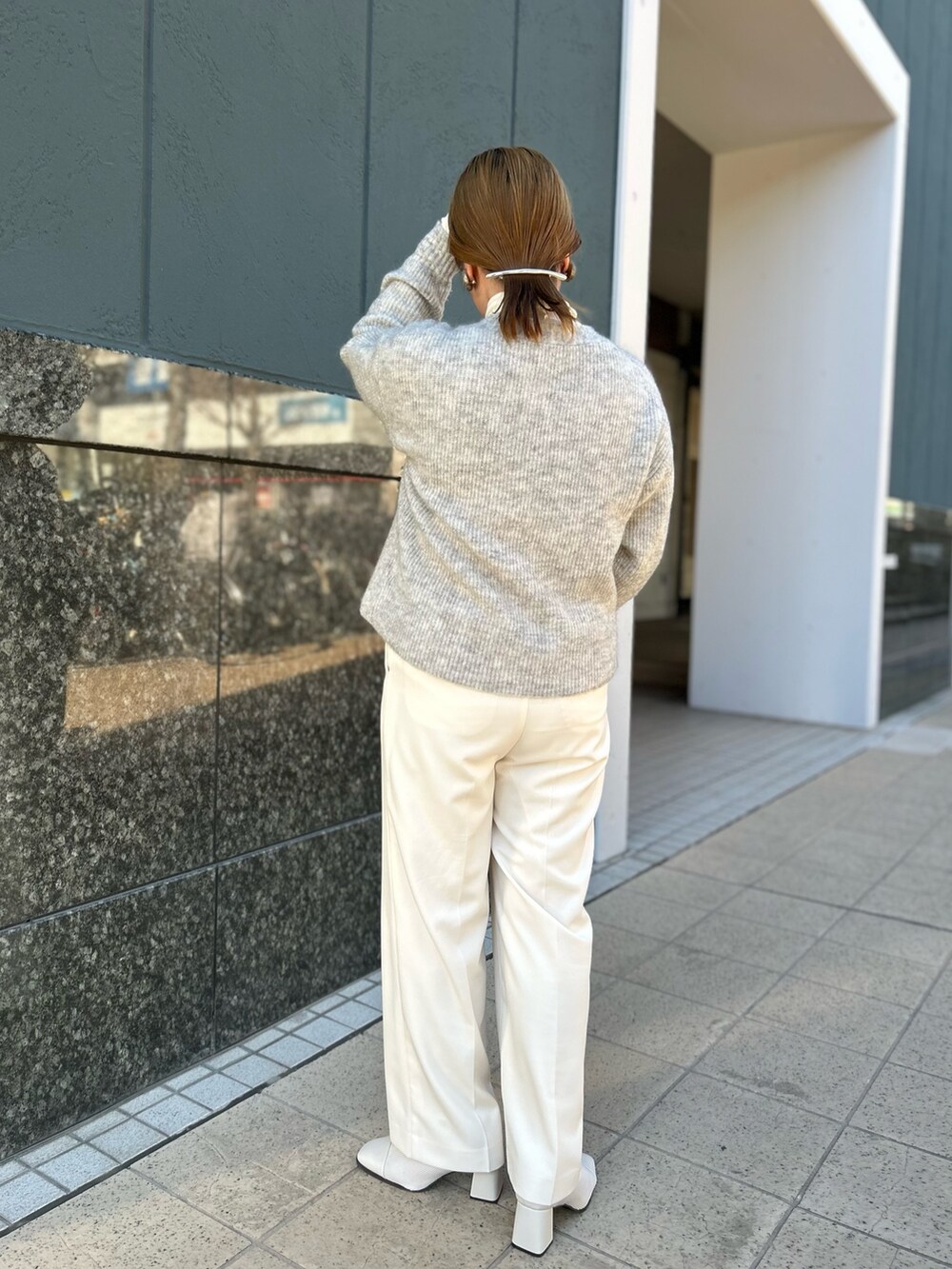 グレー系のカーディガン/ボレロ、ホワイト系のTシャツ/カットソー、ホワイト系のその他パンツを着用したレディースの冬コーディネートの6枚目の写真