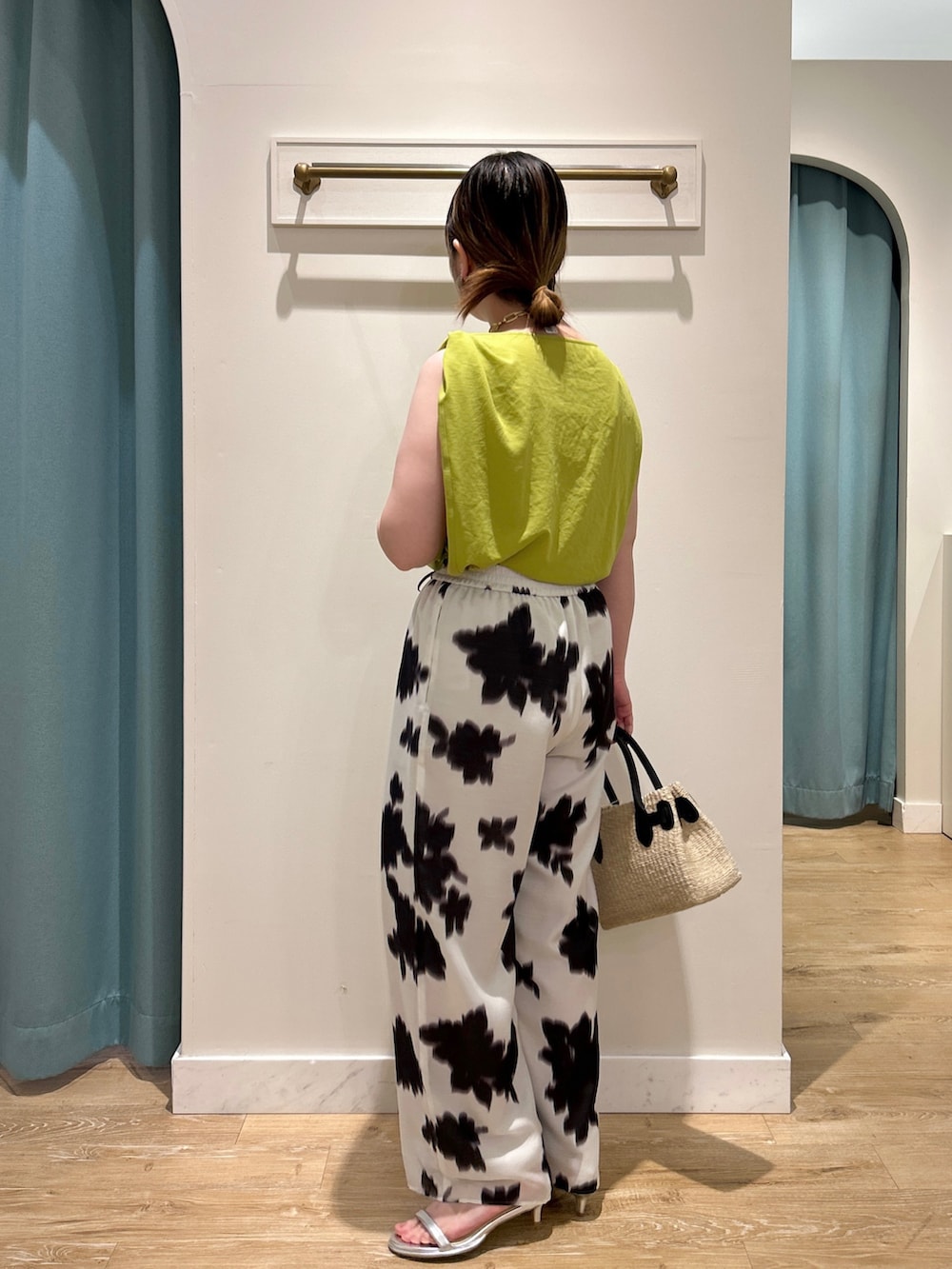 イエロー系のシャツ/ブラウス、ホワイト系のその他パンツ、ブラック系のかごバッグを着用したレディースの夏コーディネートの4枚目の写真