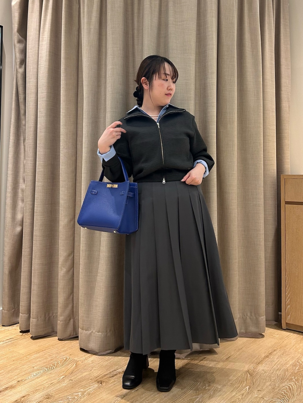 グレー系のブルゾン、ブルー系のシャツ/ブラウス、グレー系のスカートを着用したレディースの秋コーディネートの5枚目の写真