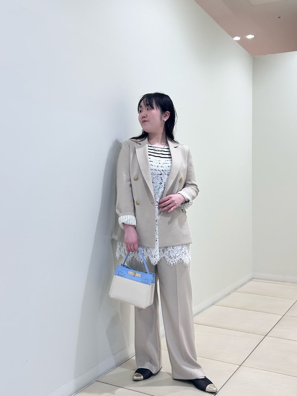 ベージュ系のテーラードジャケット、ベージュ系のその他パンツ、ホワイト系のニット/セーターを着用したレディースの春コーディネートの9枚目の写真