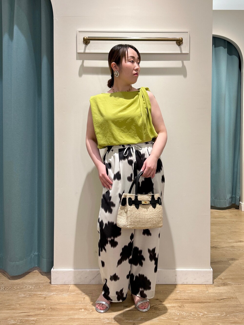 イエロー系のシャツ/ブラウス、ホワイト系のその他パンツ、ブラック系のかごバッグを着用したレディースの夏コーディネートの7枚目の写真