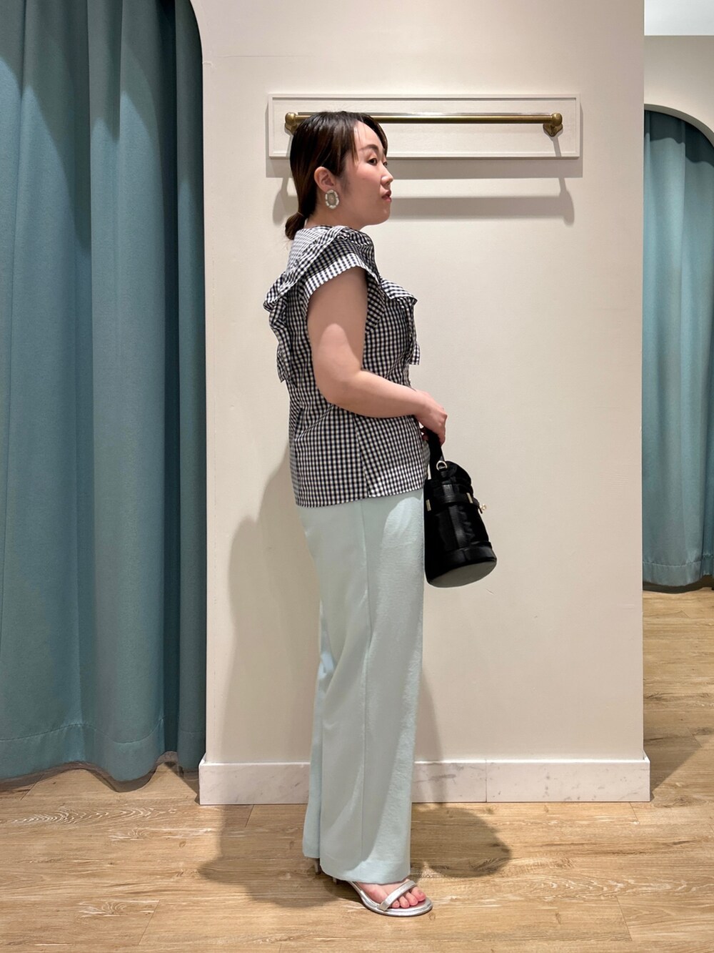 ブルー系のシャツ/ブラウス、グリーン系のその他パンツ、ブラック系のショルダーバッグを着用したレディースの夏コーディネートの3枚目の写真