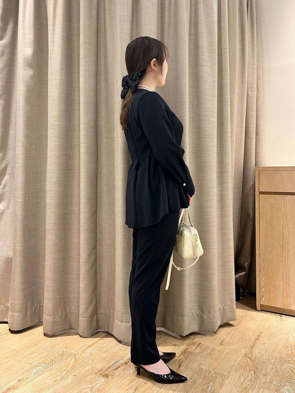 ブルー系のシャツ/ブラウス、ブルー系のその他パンツ、ホワイト系のボストンバッグを着用したレディースの春コーディネートの2枚目の写真