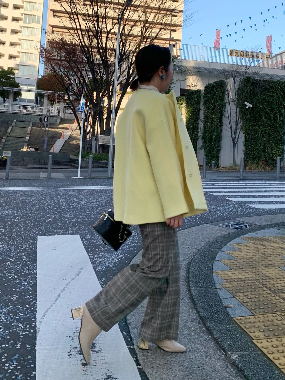 ブラック系のショルダーバッグ、ブラウン系のその他パンツ、ベージュ系のニット/セーターを着用したレディースの冬コーディネートの3枚目の写真