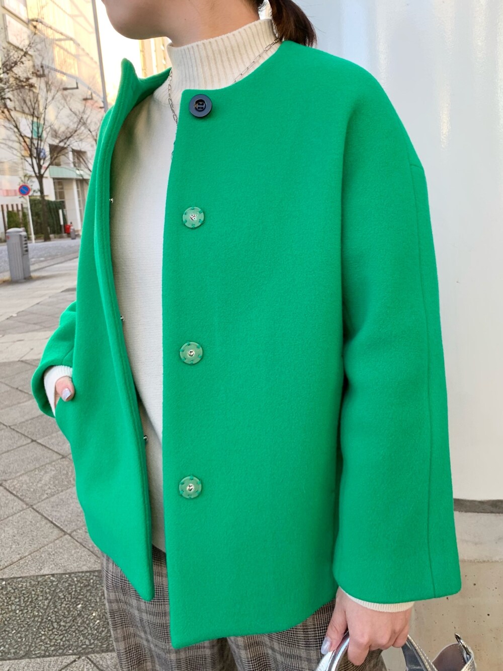 ブラック系のショルダーバッグ、ブラウン系のその他パンツ、ベージュ系のニット/セーターを着用したレディースの冬コーディネートの10枚目の写真