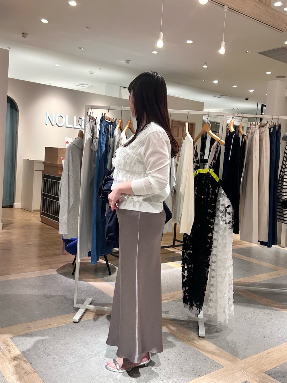 ホワイト系のカーディガン/ボレロ、ホワイト系のタンクトップ、ブルー系のブルゾンを着用したレディースの春コーディネートの2枚目の写真