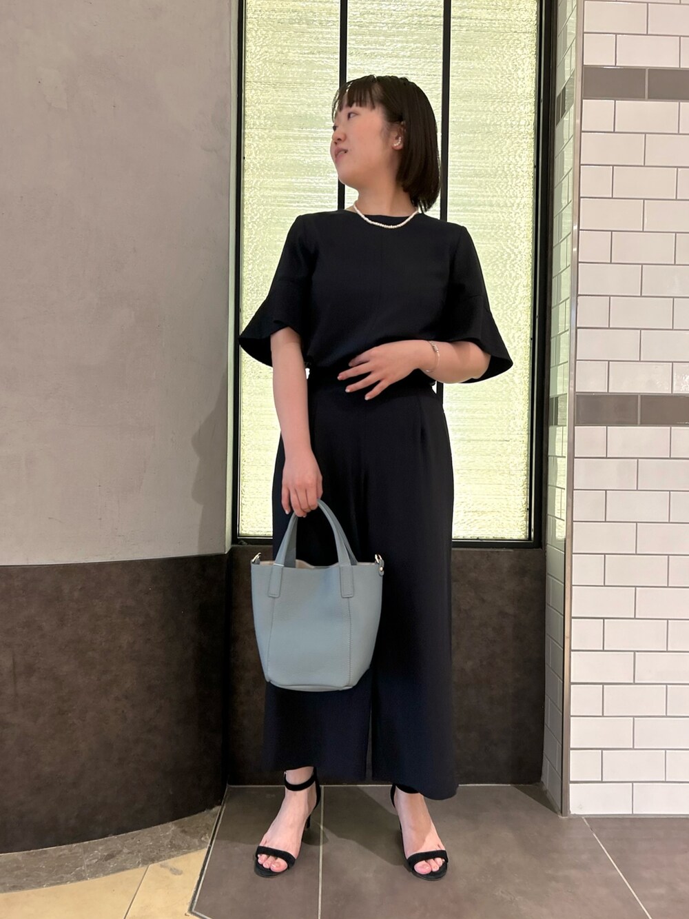 ブルー系のシャツ/ブラウス、ブルー系のトートバッグ、ブルー系のその他パンツを着用したレディースの夏コーディネートの7枚目の写真