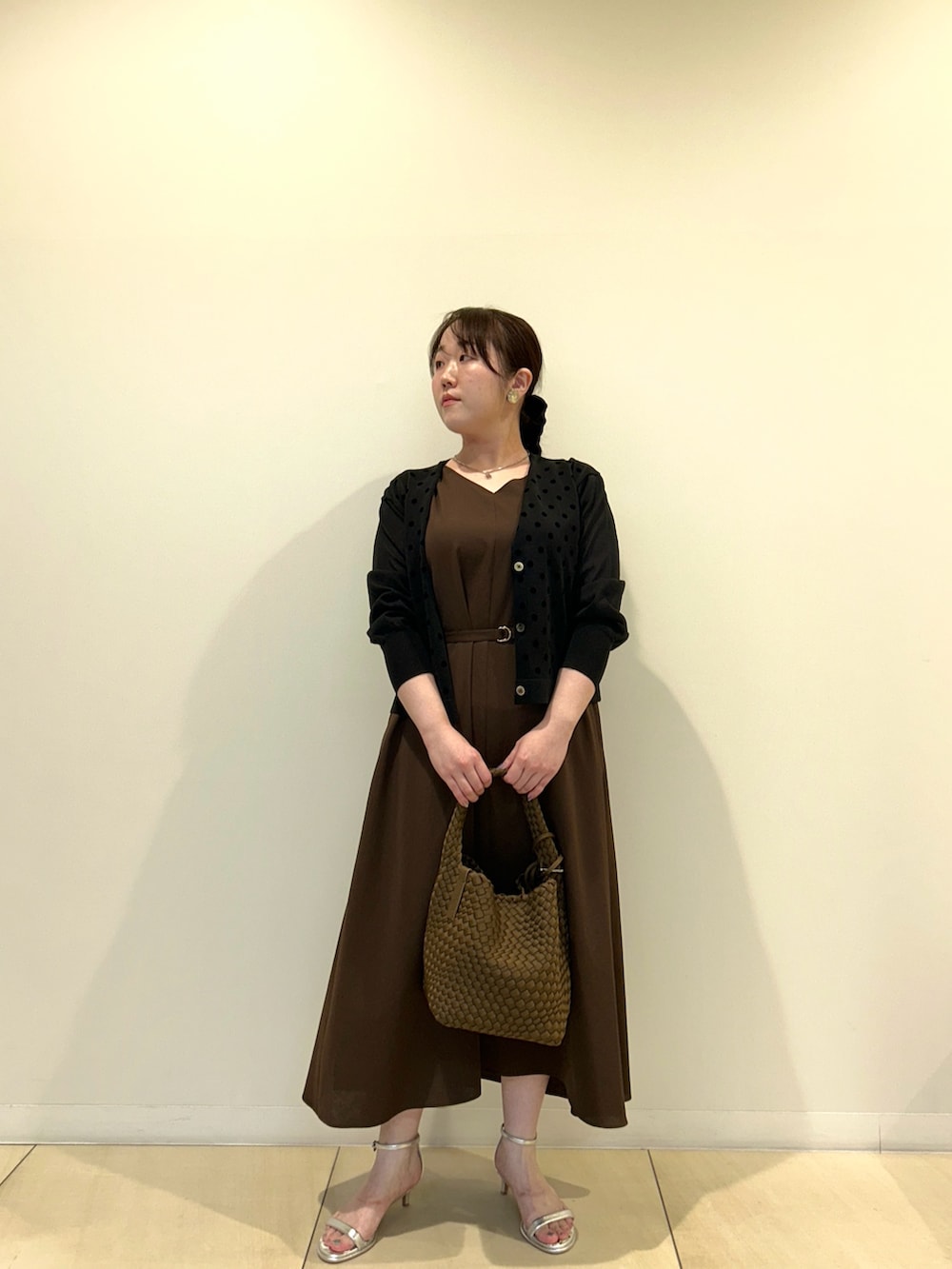 ブラック系のカーディガン/ボレロ、ブラウン系のワンピース、ブラウン系のショルダーバッグを着用したレディースの秋コーディネートの8枚目の写真